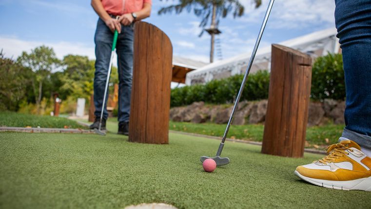 zwei Menschen, die Minigolf spielen