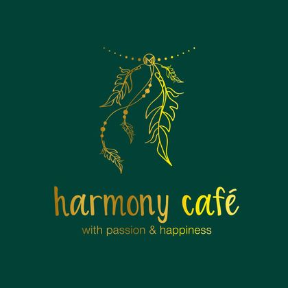 Dunkelngrüner Hintergrund mit goldener Schrift "harmony café with passion & Happiness" darauf unter einer goldenen Girlande.