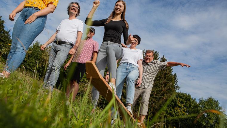 Kinder, die auf einer Wiese balancieren