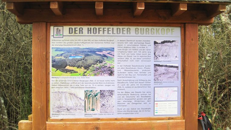 Informatiebord over de Hoffelder Burgkopf met tekst en foto's.