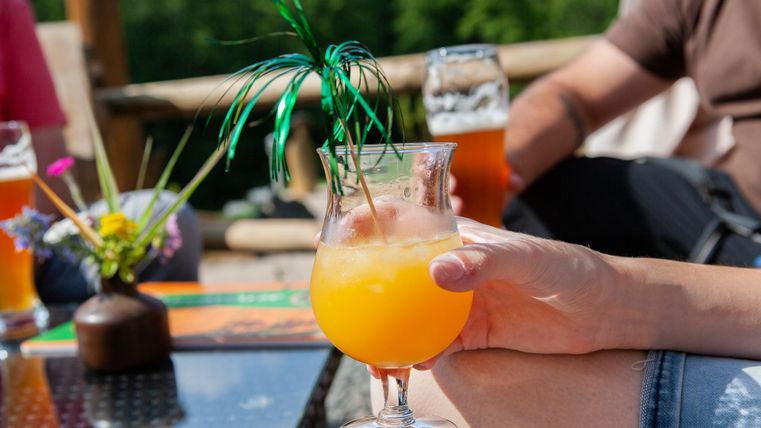 Menschen, die mit Cocktails anstoßen