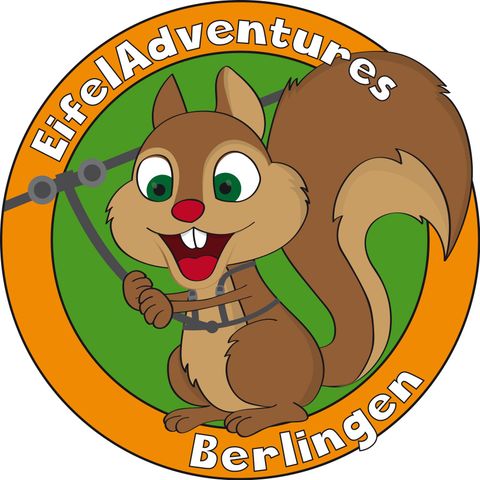 Ein fröhliches Eichhörnchen mit einem breiten Lächeln. Es ist von einem bunten Kreis umgeben, der den Schriftzug "EifelAdventures Berlingen" trägt.