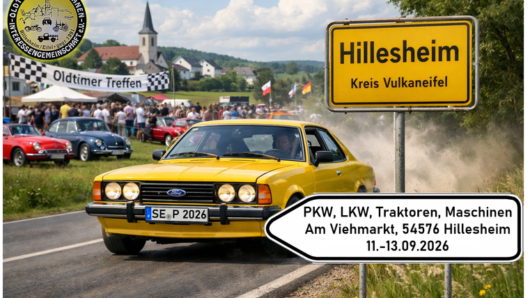 L'image montre une voiture de collection jaune sur une route de campagne à l'entrée du village de Hillesheim (district de Vulkaneifel). À l'arrière-plan, une rencontre de voitures anciennes a lieu, avec de nombreux véhicules classiques, des visiteurs et une banderole portant l'inscription « Rencontres de voitures anciennes ». Un panneau indiquant le nom du lieu ainsi qu'un renseignement supplémentaire signalent l'événement du 11 au 13 septembre 2026 à Hillesheim. Le décor rural avec une église et un paysage verdoyant souligne le caractère régional de l'événement.