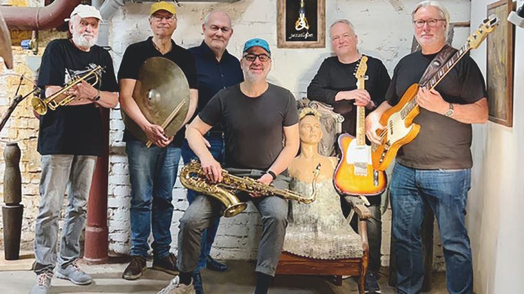 Photo de groupe du groupe Jazzlight. 6 musiciens tiennent leurs instruments à la main