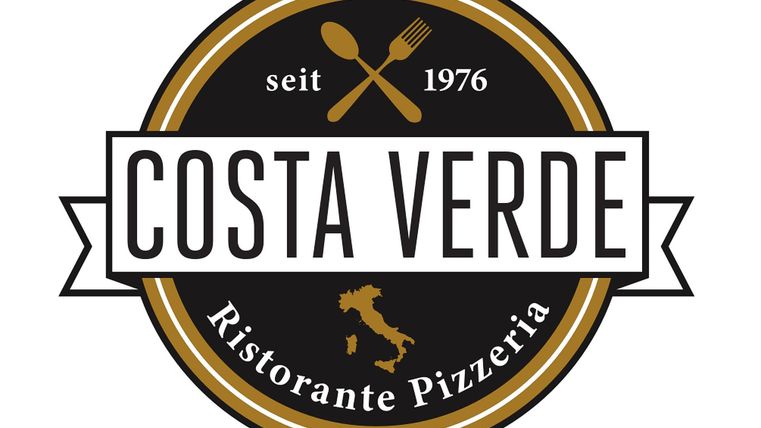 Rundes Logo der Ristorante Pizzeria Costa Verde mit Besteck, Italien-Karte und Schriftzug 'seit 1976'.