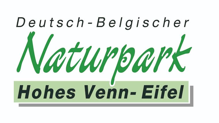 Logo des Deutsch-Belgischen Naturparks Hohes Venn-Eifel in grüner und schwarzer Schrift auf weißem Hintergrund.