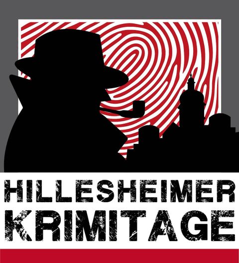 Eine silberne Silhouette eines Detektivs mit einem Hut und einer Pfeife. Im Hintergrund sind Fingerabdrücke und eine Stadtsilhouette zu sehen.