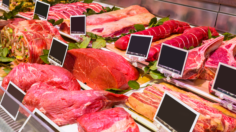 Musterbild: Teil einer Auslage einer Metzgerei mit verschiedenen Fleischangeboten wie: Suppenfleisch, Roastbeef,Rollbraten, geräucherte Rippchen und vieles mehr.