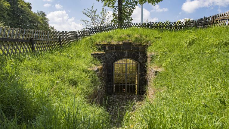 Durch eine Gittertür verschlossener Zugang zum Quellbunker.