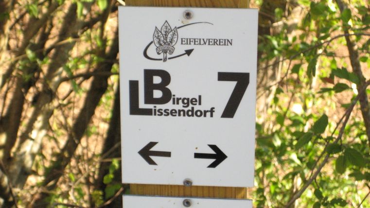 Wegweiser des Eifelvereins für Wanderweg LB Birgel Lissendorf 7.