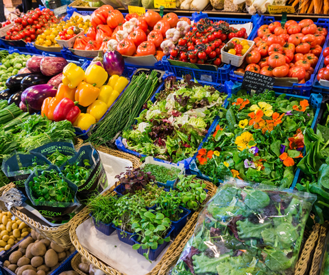 Eine große Auwahl an Gemüse wird dargestellt. Salat, Tomaten, Kartoffeln sind zu sehen.