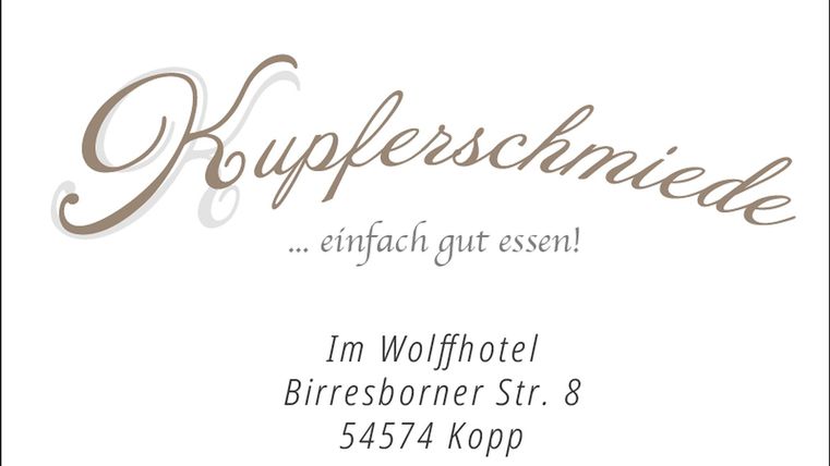 Logo der Kupferschmiede mit dem Slogan '... einfach gut essen!' und der Adresse: Im Wolffhotel, Birresborner Str. 8, 54574 Kopp.
