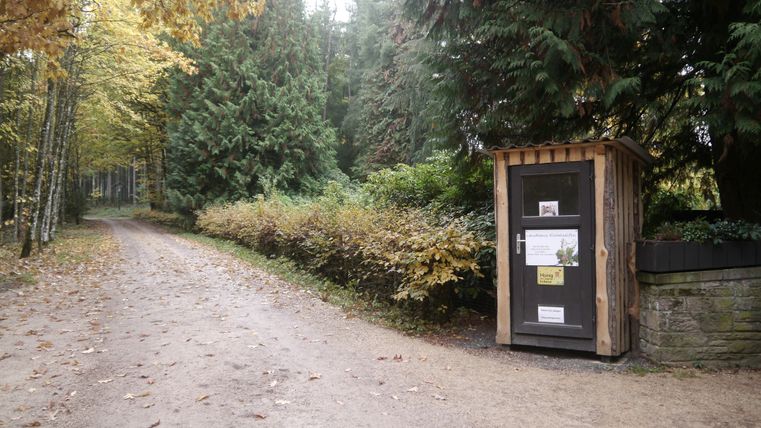Kleines Verkaufshäuschen aus Holz am Waldrand.