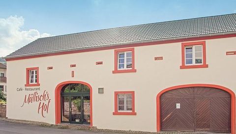 Een gezellig café-restaurant met de tekst "Müllischs Hof". Het gebouw heeft lichtbeige muren en oranje accenten.