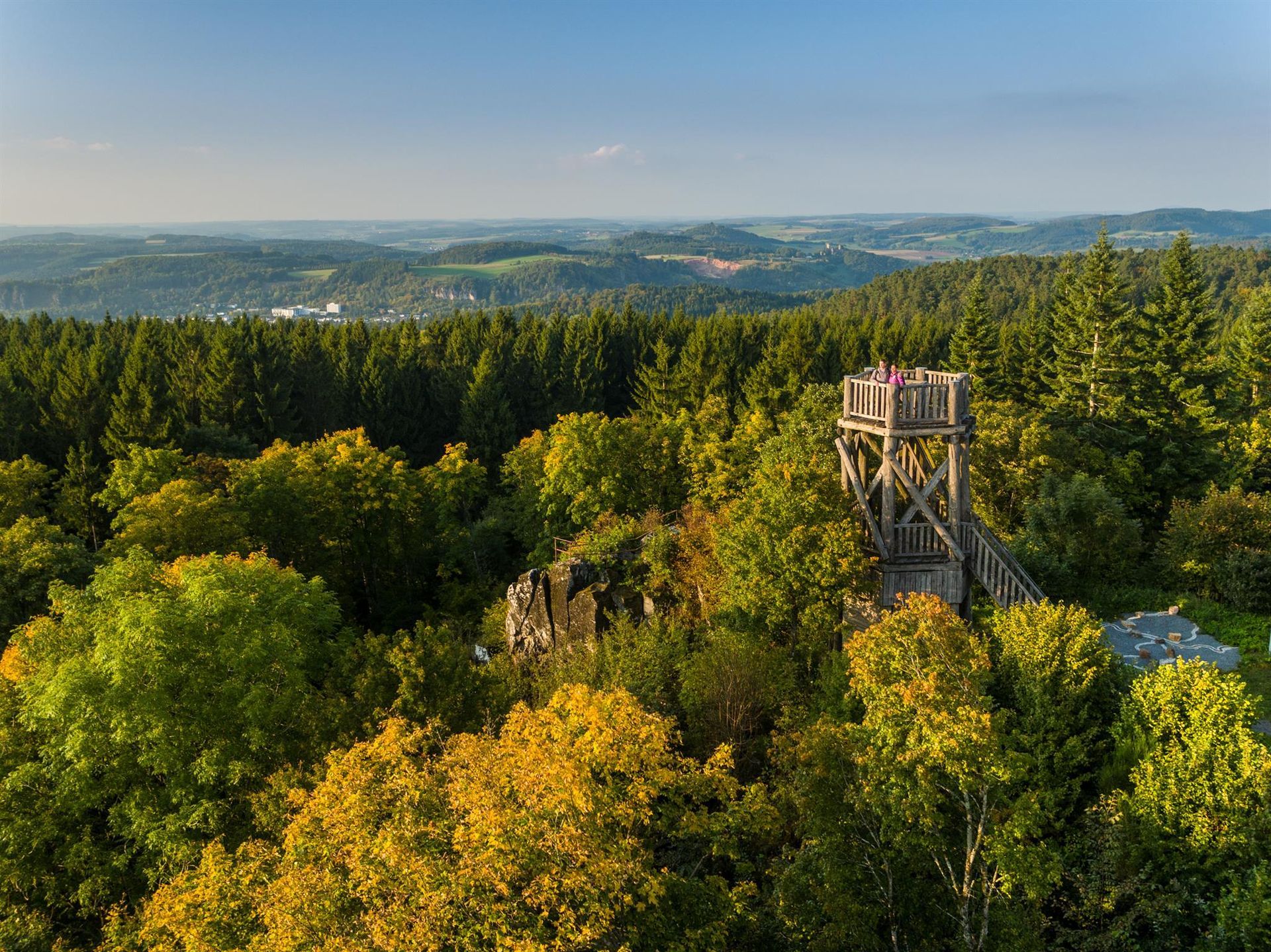 Aussichtsturm auf der Dietzenley, umgeben von herbstlichen Bäumen, mit weitem Blick über die bewaldete Landschaft.
