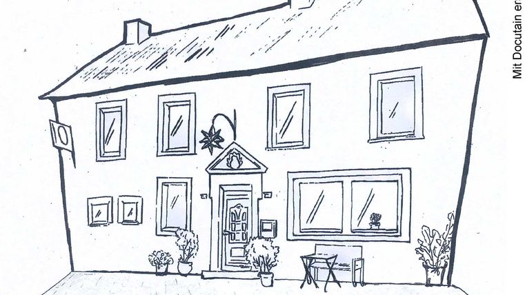 Ein skizziertes Haus mit einem Eingang und mehreren Fenstern. Vor dem Haus stehen Pflanzen und ein Tisch mit Stühlen.