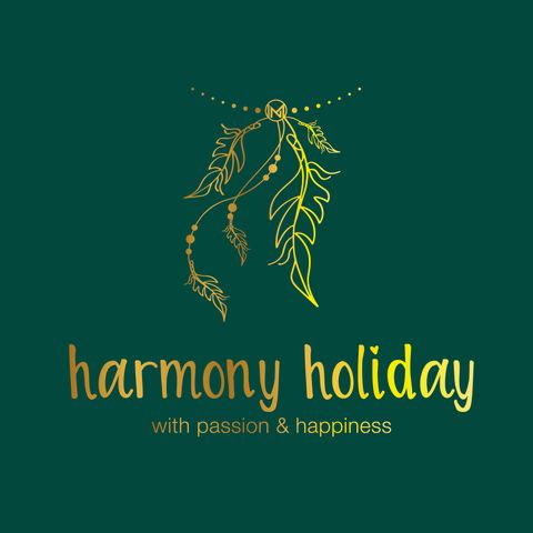 Ein grafisches Design mit dem Schriftzug "harmony holiday" in goldener Schrift. Es zeigt eine stilisierte Pflanze auf grünem Hintergrund, die Ruhe und Freude vermittelt.