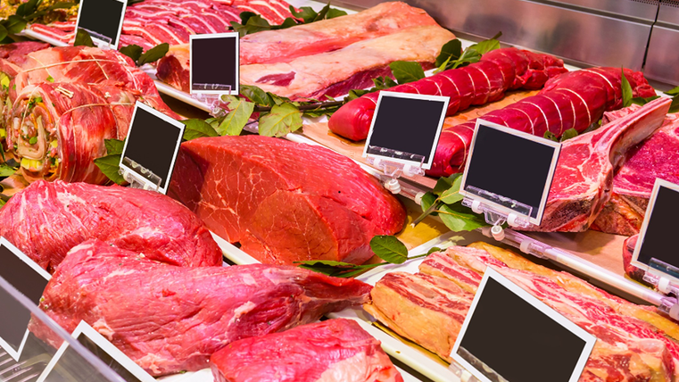 <p>Frischetheke in der Metzgerei. Eine große Auwahl an Fleisch ist zu sehen.</p>