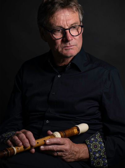 <p Un musicien joue de la flûte. Fond sombre et le flûtiste ressort soudain.</p>