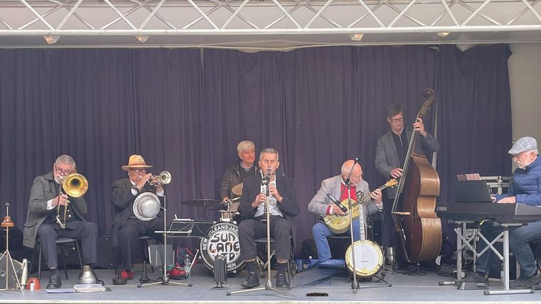 Ein Gruppenbild der Band während eines Auftrittes