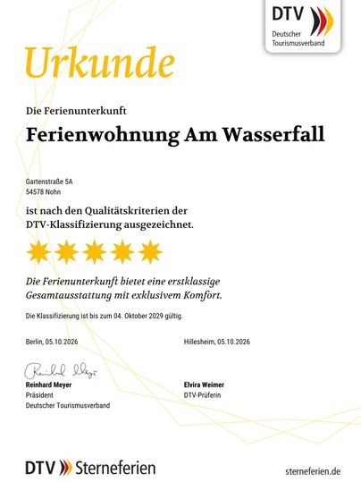 Eine Urkunde für die Ferienwohnung Am Wasserfall. Sie zeigt die Auszeichnung mit fünf Sternen für erstklassigen Komfort.