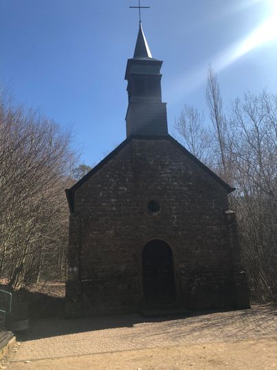 Frontansicht der Büschkapelle in Gerolstein mit blauem Himmel im Hintergrund.