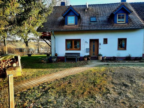 Ein gemütliches, zweigeschossiges Haus mit  Garten .