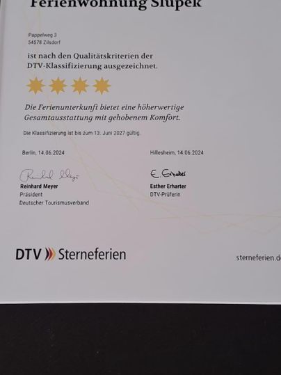 Ein Zertifikat für die Ferienwohnung Slupek, ausgezeichnet mit fünf Sternen. Das Dokument bescheinigt die Qualität der Unterkunft nach DTV-Standards.