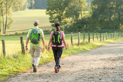 Zwei Wanderer auf einem ländlichen Weg in der Eifel.