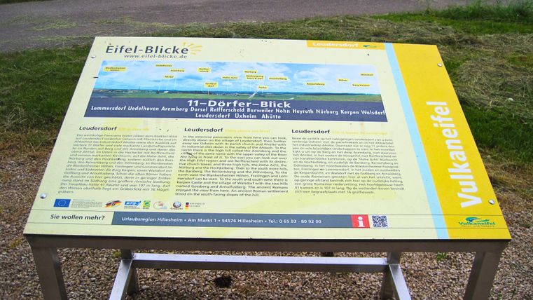 Informationsschild über den Eifelblick in Leudersdorf mit Text und Panoramaansicht.