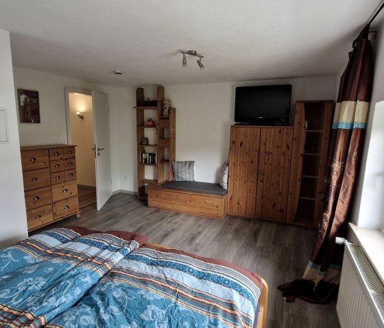 Schlafzimmer mit Fernseher