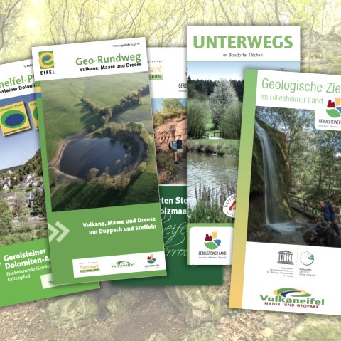 Darstelleung von fünf Flyern zu unterschiedlichen Wanderwegen im Gerolsteiner Land vor einem Waldhintergrund.