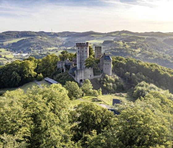 Aerial view of Kassel Castle surrounded by green forests and hills. The castle towers majestically over the landscape., &copy; Eifel Tourismus GmbH, Dominik Ketz