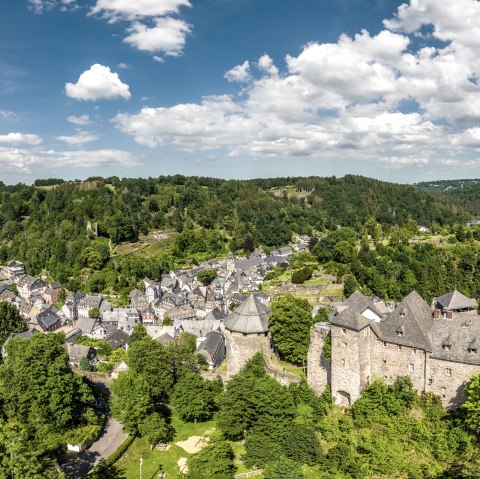 Uitzicht op Monschau met kasteel, © Eifel Tourismus GmbH, Dominik Ketz