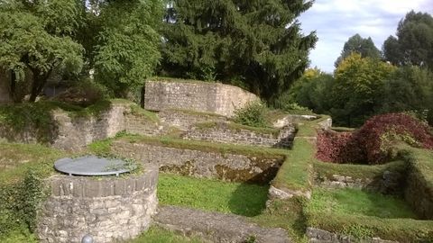 <p>Reste der Ausgrabungsstätte. Ruine mit Steinen</p>