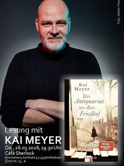Eine Lesung mit dem Autor Kai Meyer im Café Sherlock. Das Bild zeigt ein Buchcover mit dem Titel „Das Antiquariat am alten Friedhof“.