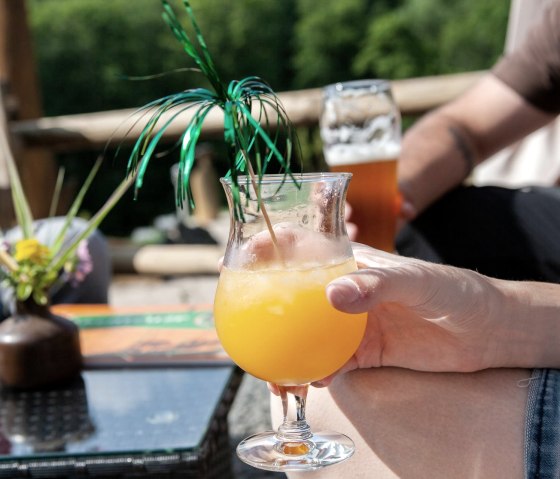 Cocktails auf der Sonnenterrasse, &copy; EifelAdventures