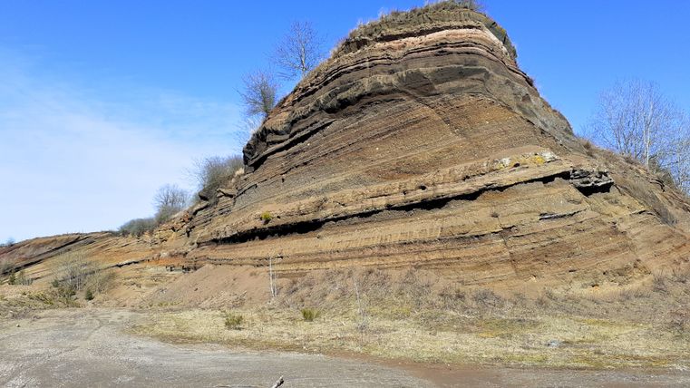Gesteinsschichten am Rockeskyller Kopf unter blauem Himmel.
