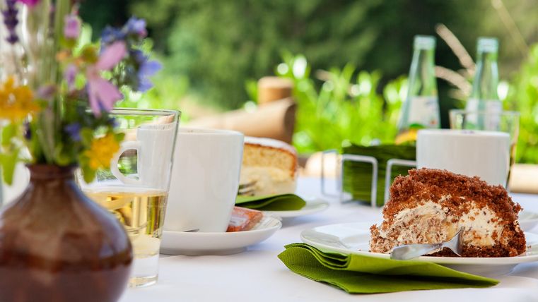 Stück Kuchen mit Kaffee