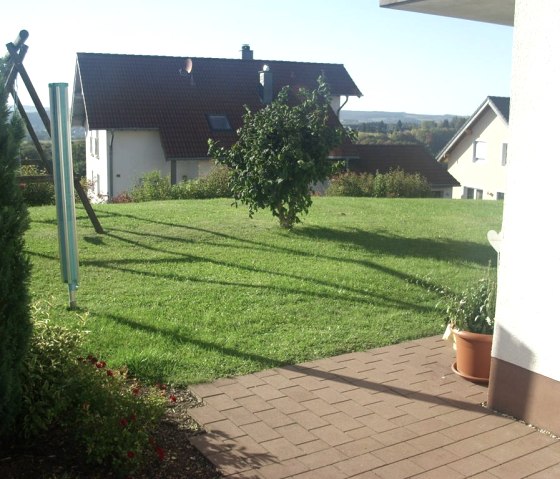 Terasse/Wiese, &copy; Ferienwohnung Hansen