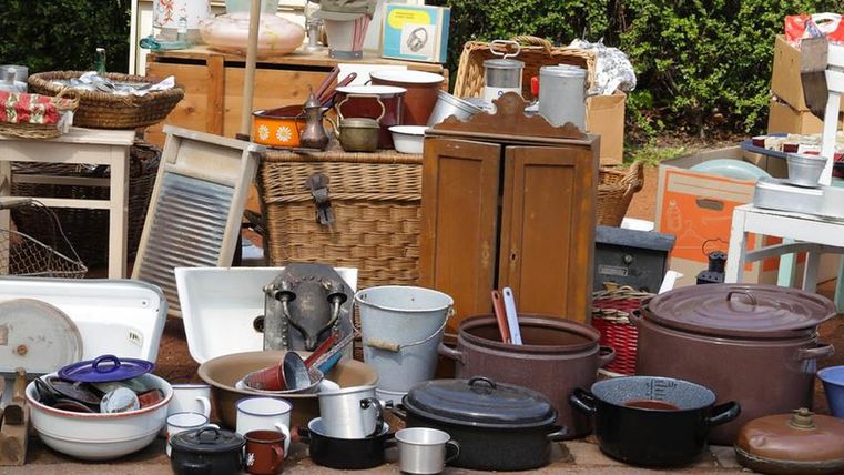 Objets de brocante, vaisselle, meubles en bois