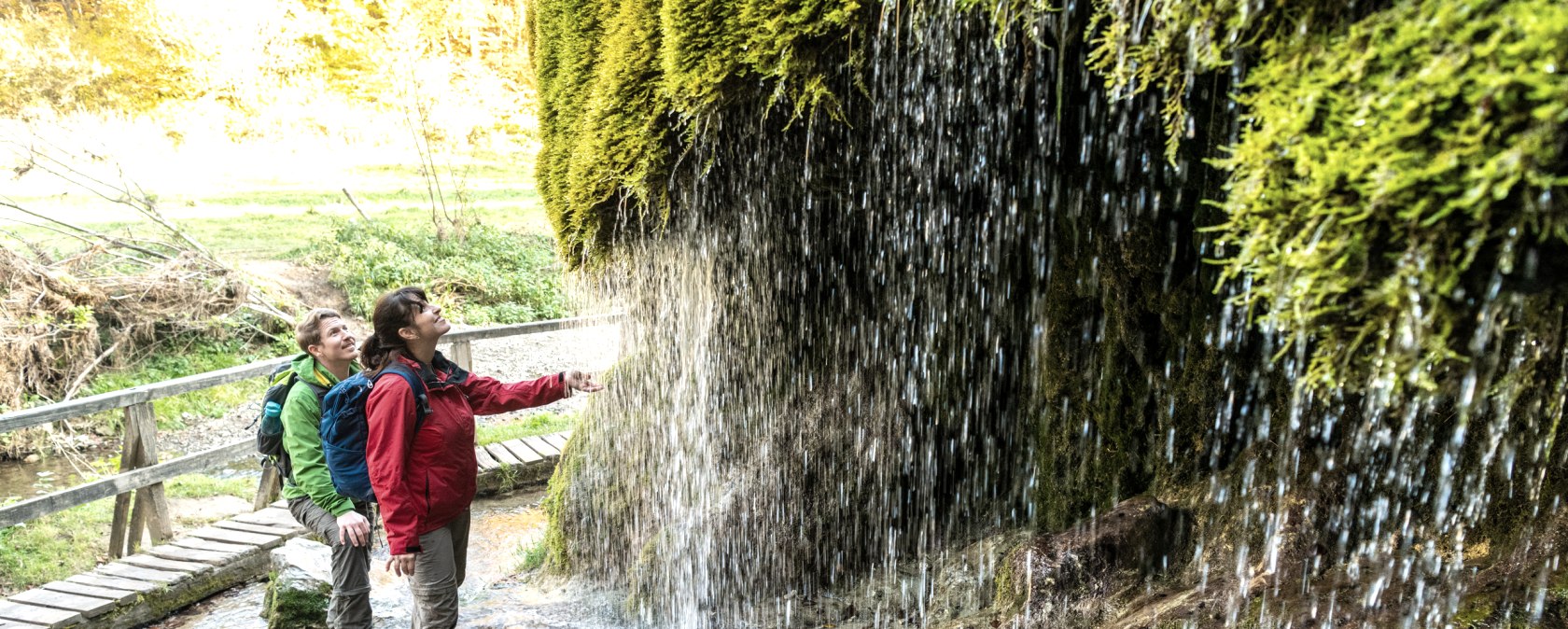 Verfrissing bij de Dreim&uuml;hlen waterval op de Eifelsteig, &copy; Eifel Tourismus GmbH, D. Ketz