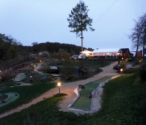 Minigolf by night, © EifelAdventures Berlingen
