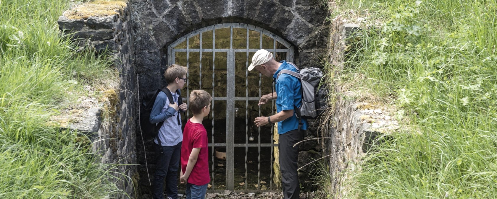 Altstraßbachquelle mit Besuchern, © Sie können die Fotos natürlich nutzen, hierbei bitte beim Fotonachweis oben genanntes Copyright angeben.
Bitte die Fotos nur nach Rücksprache mit uns in den sozialen Medien veröffentlichen, wie möchten diese exklusiv halten. Eine Veröffentlichung auf eurer Homepage oder in Prospekten ist kein Problem.