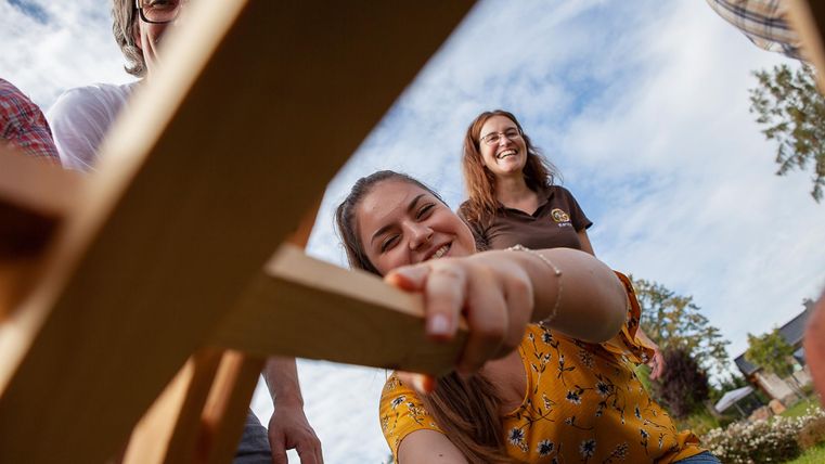 spielende Kinder mit Holzelement
