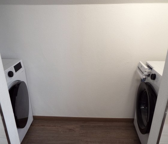Waschmaschine und Trockner vorhanden