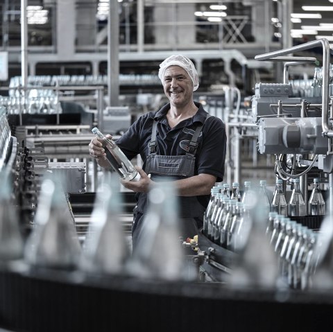 Qualitätskontrolle bei Gerolsteiner, © Gerolsteiner Brunnen GmbH & Co. KG