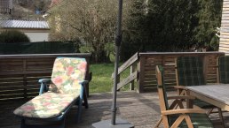 Terrasse mit Hund, © Burkhard Bujotzek