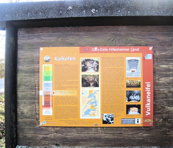 Information board about lime kilns in the Vulkaneifel, part of the Hillesheimer Land geo-targets. Contains text and pictures on the geological significance., © Touristik GmbH Gerolsteiner Land, Ute Klinkhammer