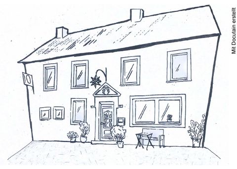 Ein skizziertes Haus mit einem Eingang und mehreren Fenstern. Vor dem Haus stehen Pflanzen und ein Tisch mit Stühlen.